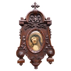 Plaque ancienne en porcelaine KPM avec. Superbe peinture du Christ dans un cadre en bois de noyer sculpté