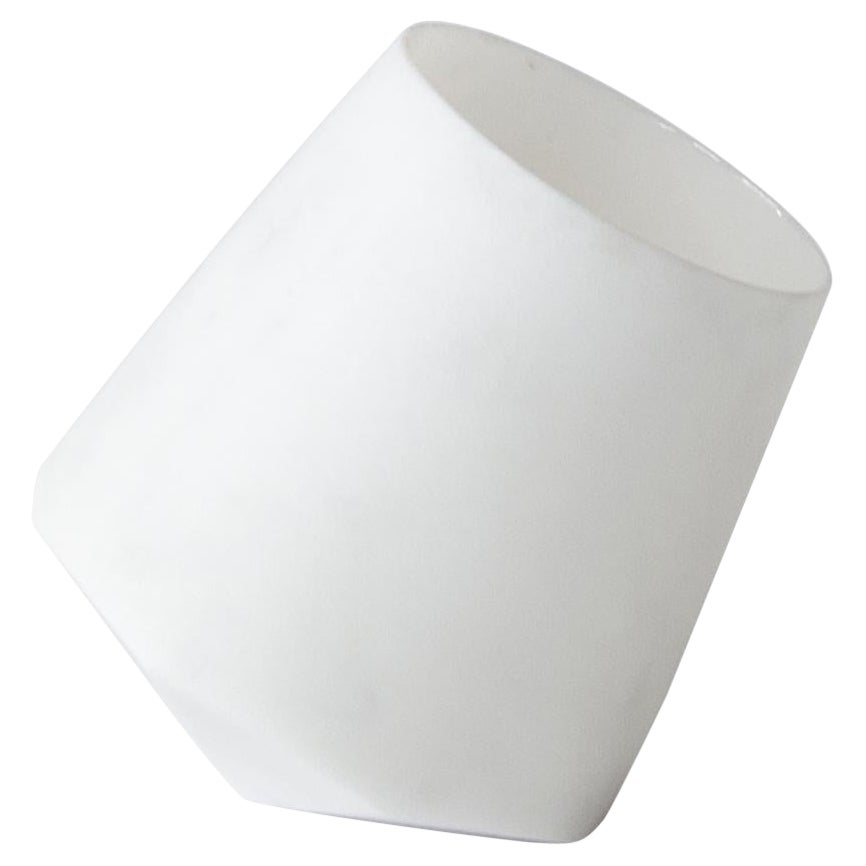 Handgefertigtes Wasserglas aus satiniertem weißem Carrara-Marmor