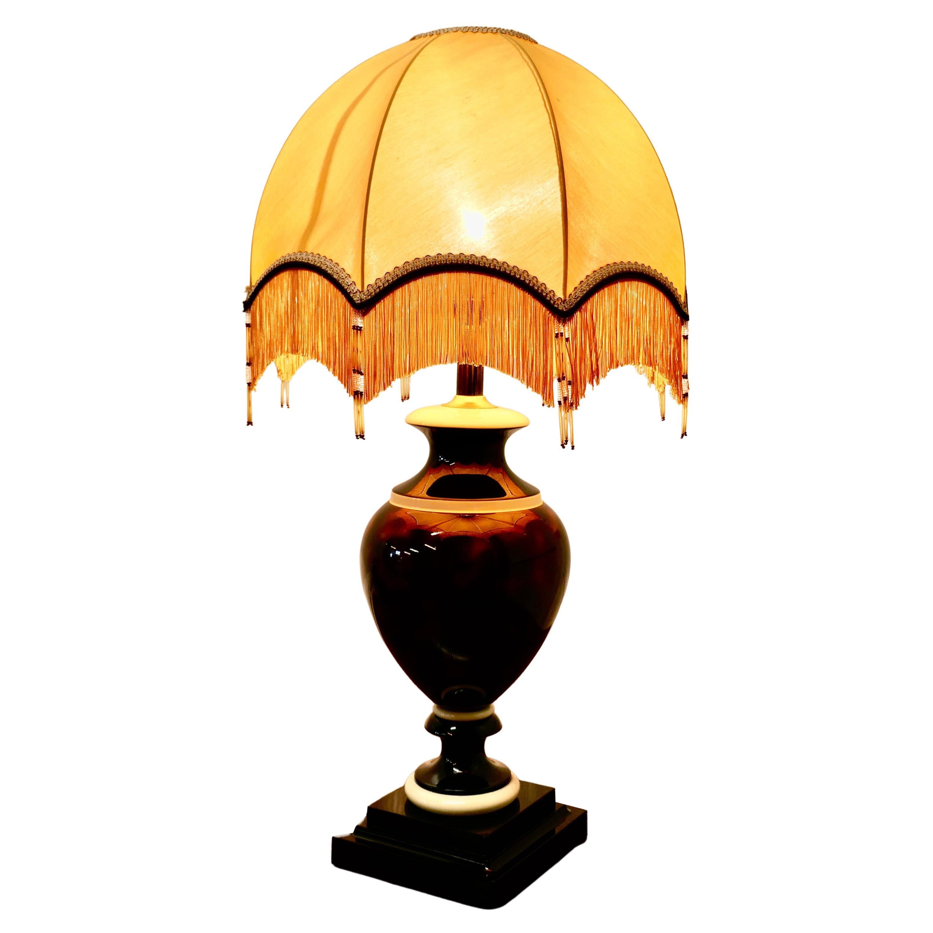 Lampada da tavolo francese in ceramica bulbosa con paralume a cupola