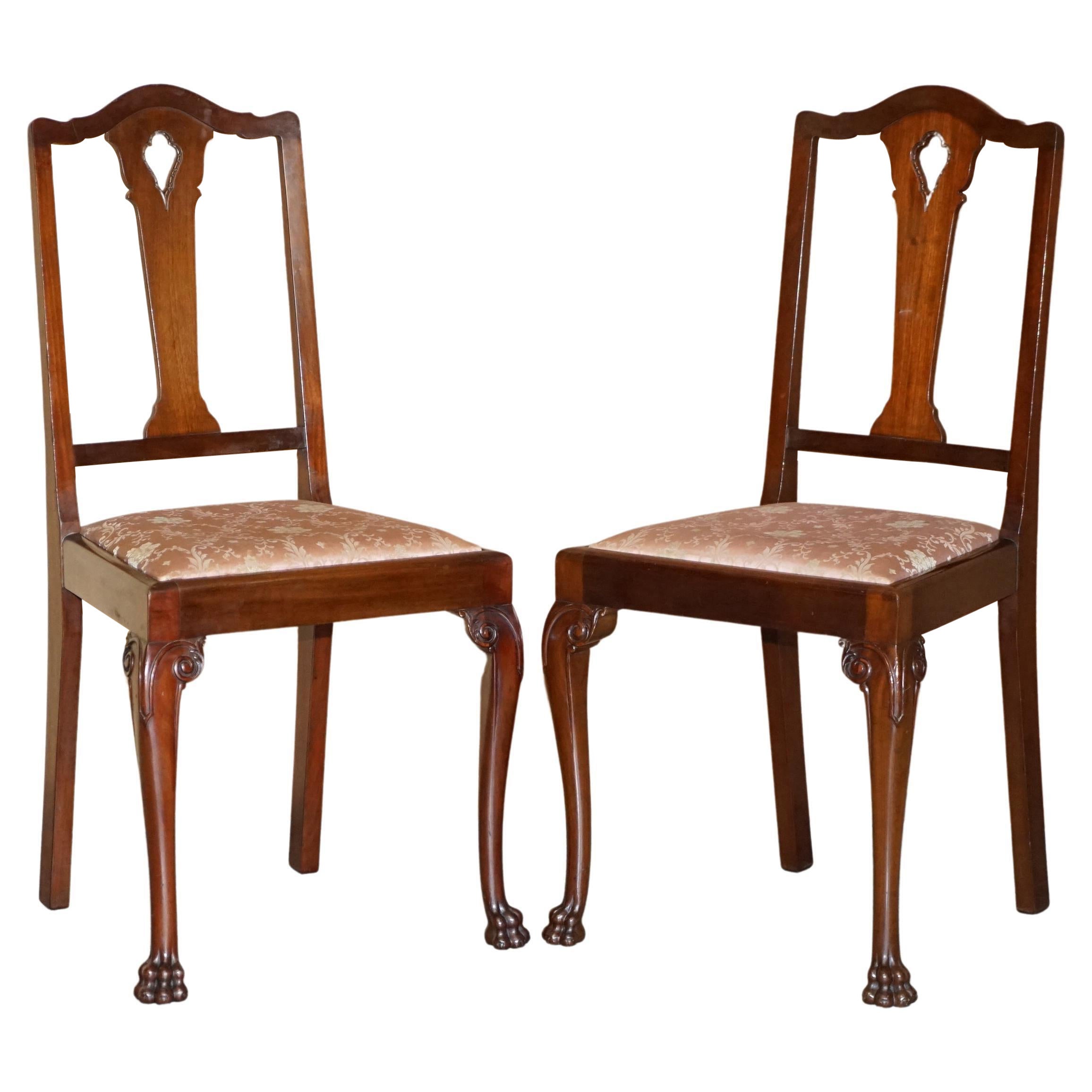 Paar antike, englische, handgeschnitzte Stühle aus Hartholz mit Löwenhaar und Pfotenfüßen aus Honduras