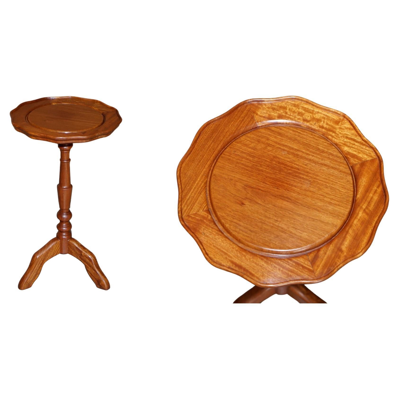 Petite table d'appoint vintage en teck avec belle patine bois patiné en vente