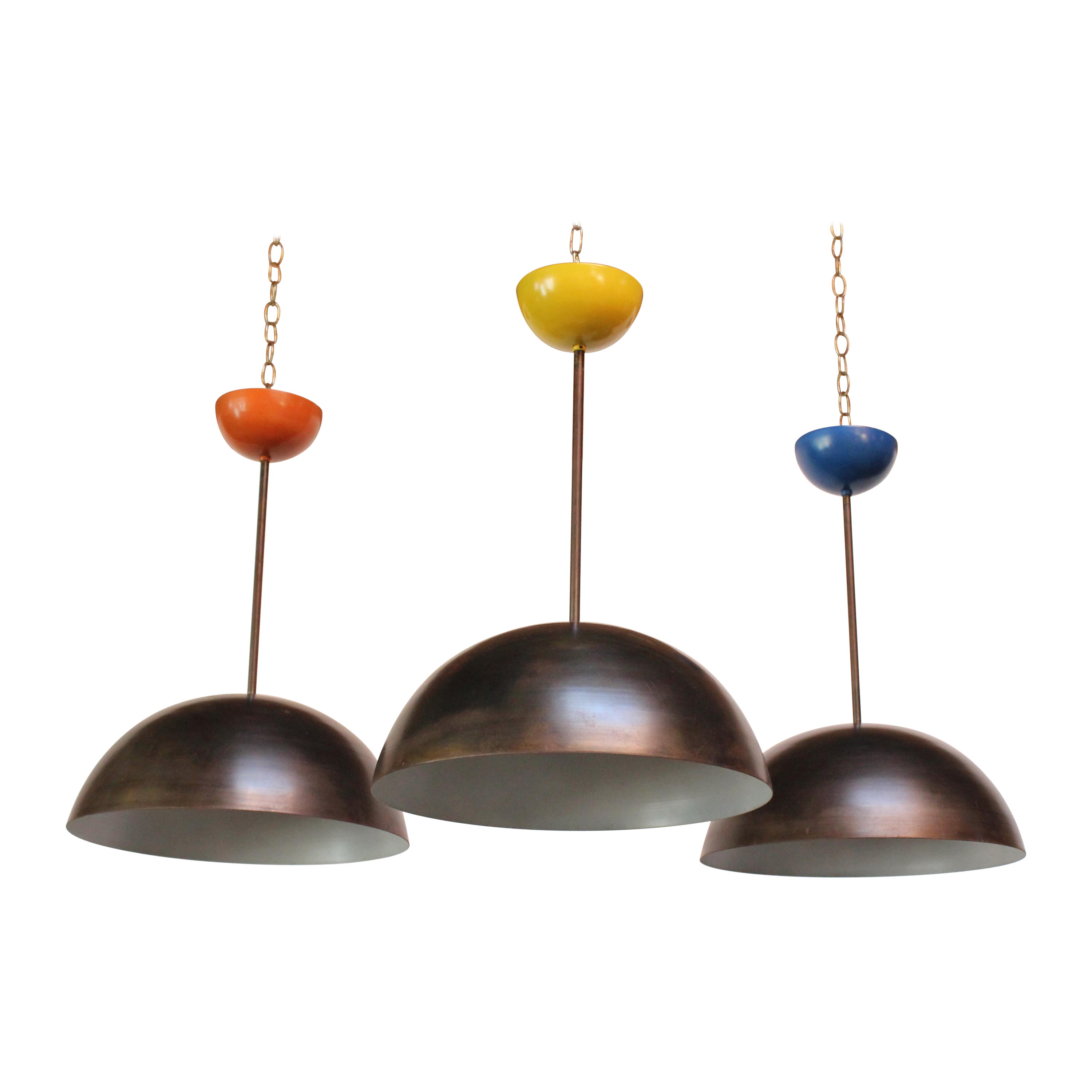 Set di tre lampade a sospensione a cupola in acciaio annerito modernista in vendita