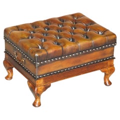 Vieux pouf Chesterfield en cuir brun teint à la main:: entièrement restauré