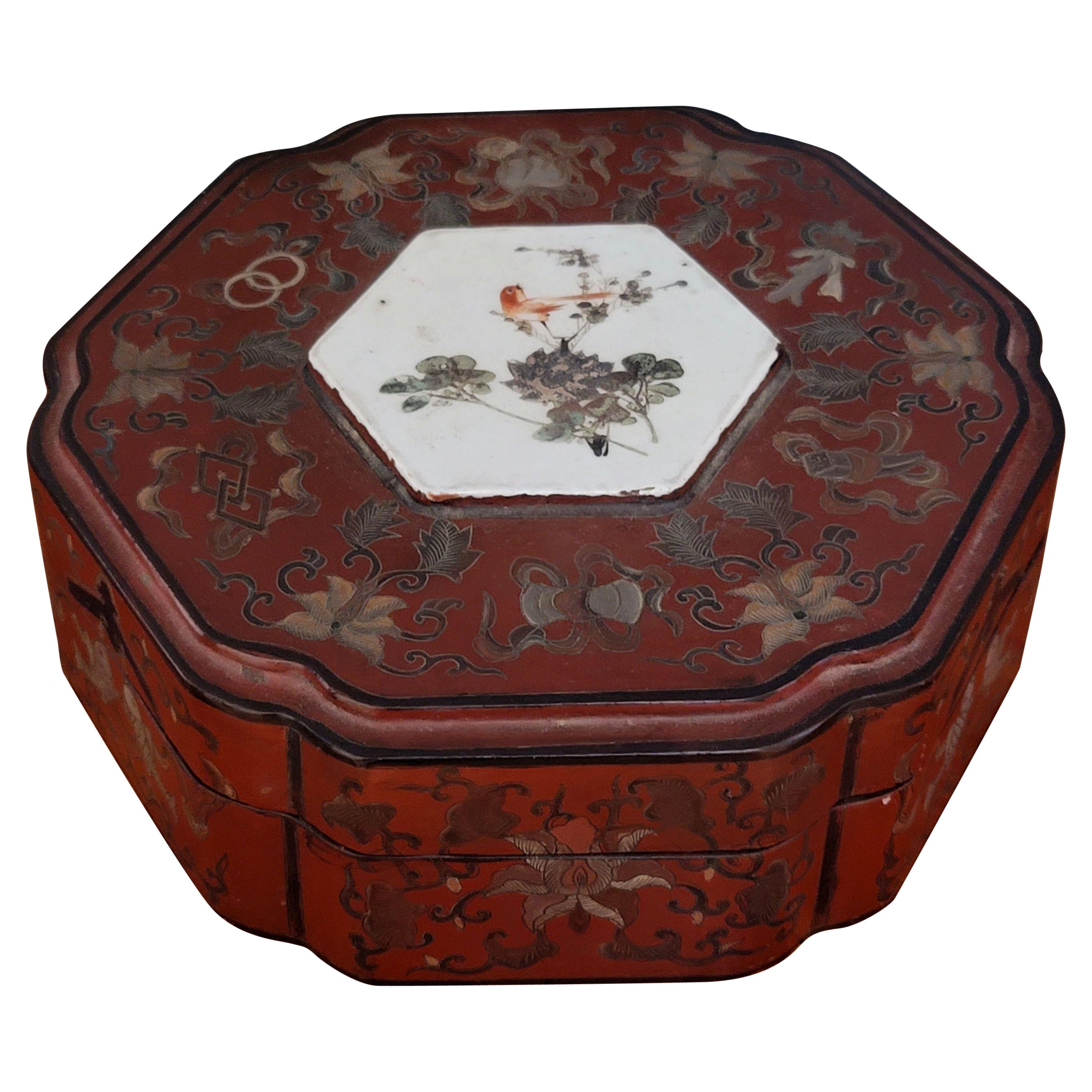 Gran caja china lacada en dorado con medallón de porcelana