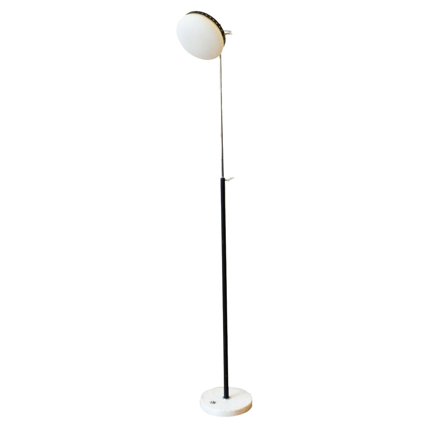 Italienische verchromte italienische Stehlampe aus den 1950er Jahren mit mattiertem Glas und Marmorsockel von Stillux im Angebot