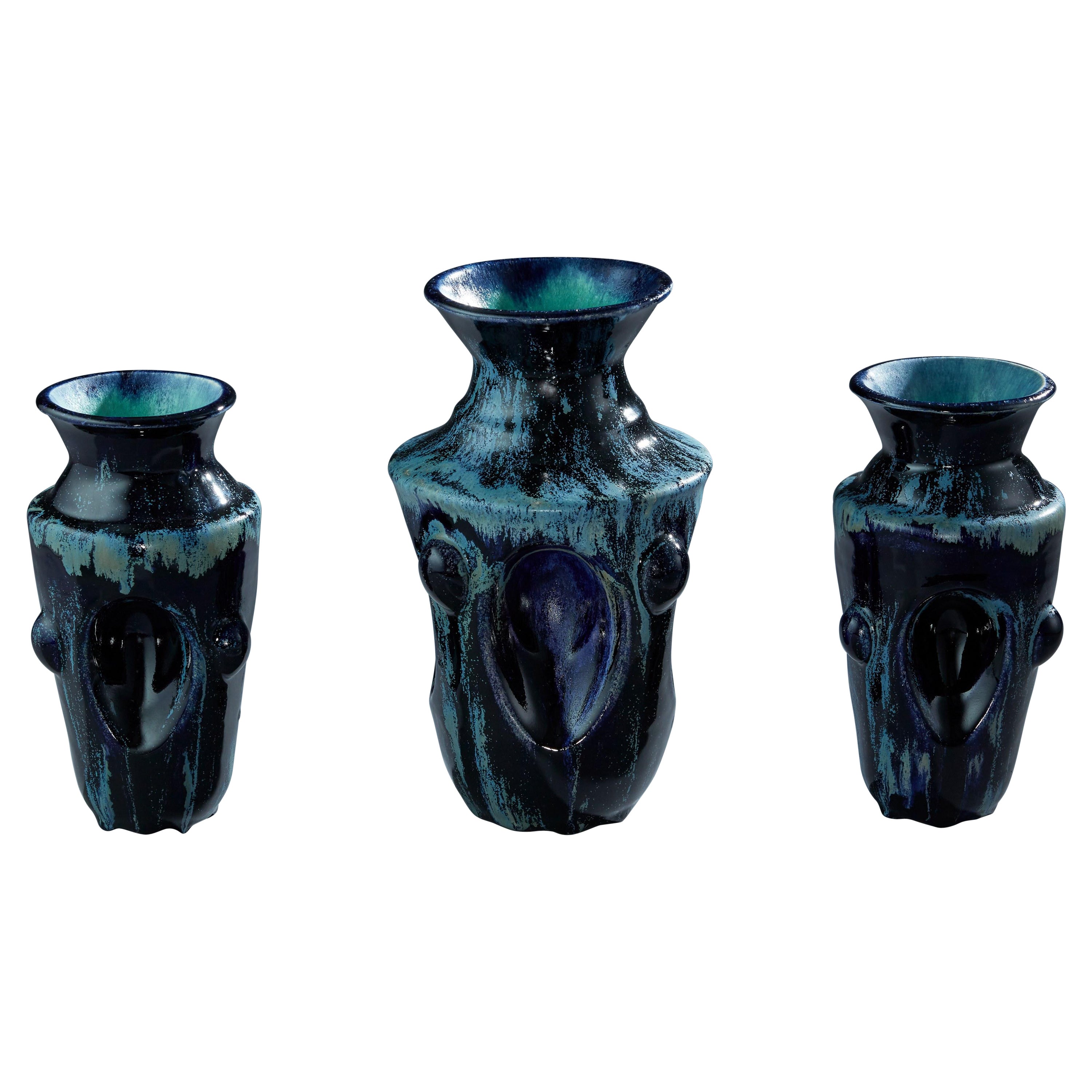 Tiefblaue Garnitur aus drei Vasen Zeitgenössisches italienisches Unikat des 21. Jahrhunderts