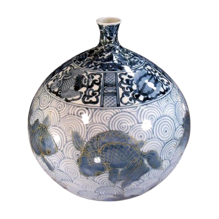 Vase japonais contemporain en porcelaine bleu-gris et or par un maître artiste en vente
