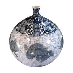 Vase japonais contemporain en porcelaine bleu-gris et or par un maître artiste