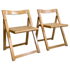 Ensemble de 2 chaises pliantes italiennes en hêtre canné:: style Aldo Jacober:: milieu du siècle