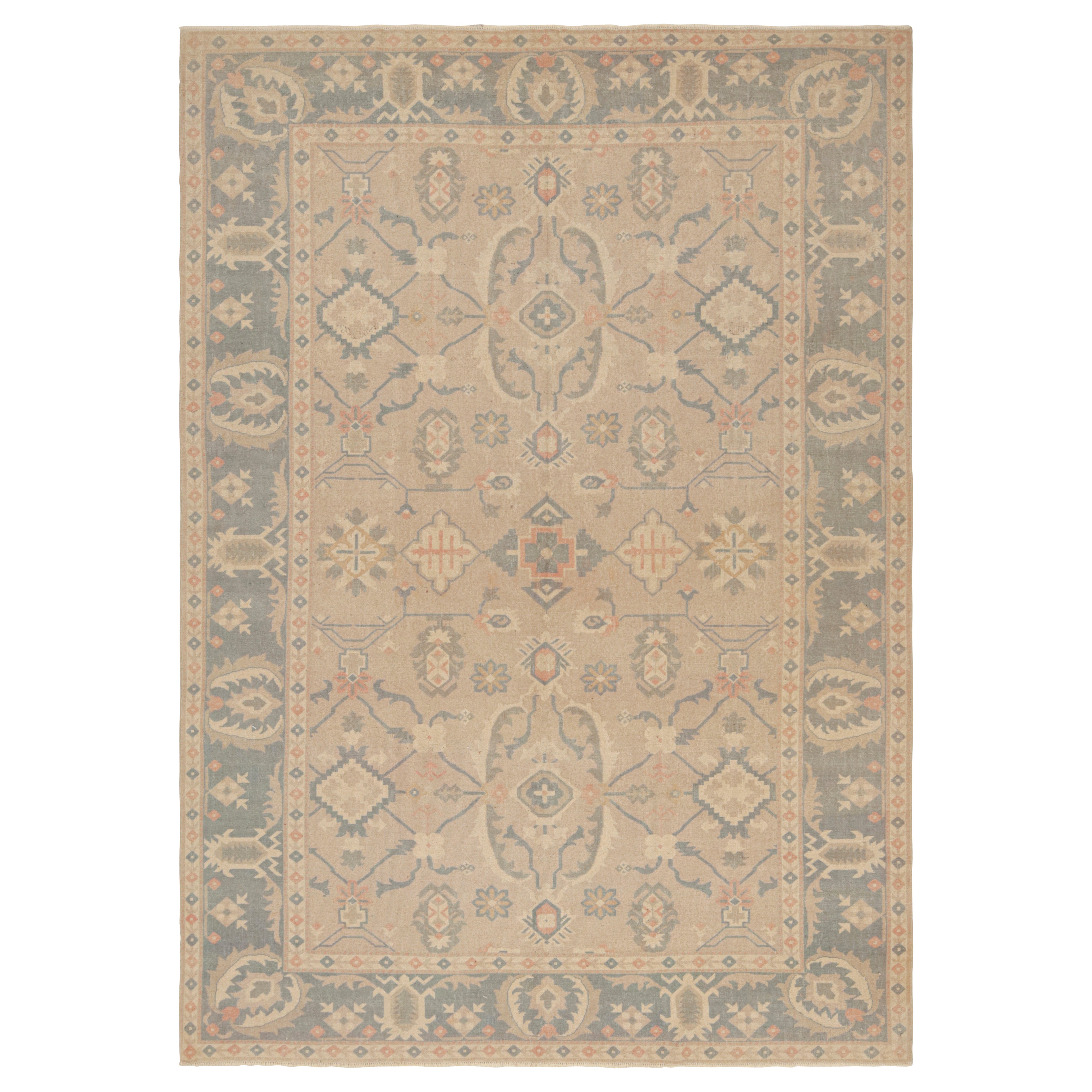 Seltener Oushak-Teppich im Vintage-Stil mit geometrischem Blumenmuster in Beige-Braun von Teppich & Kelim