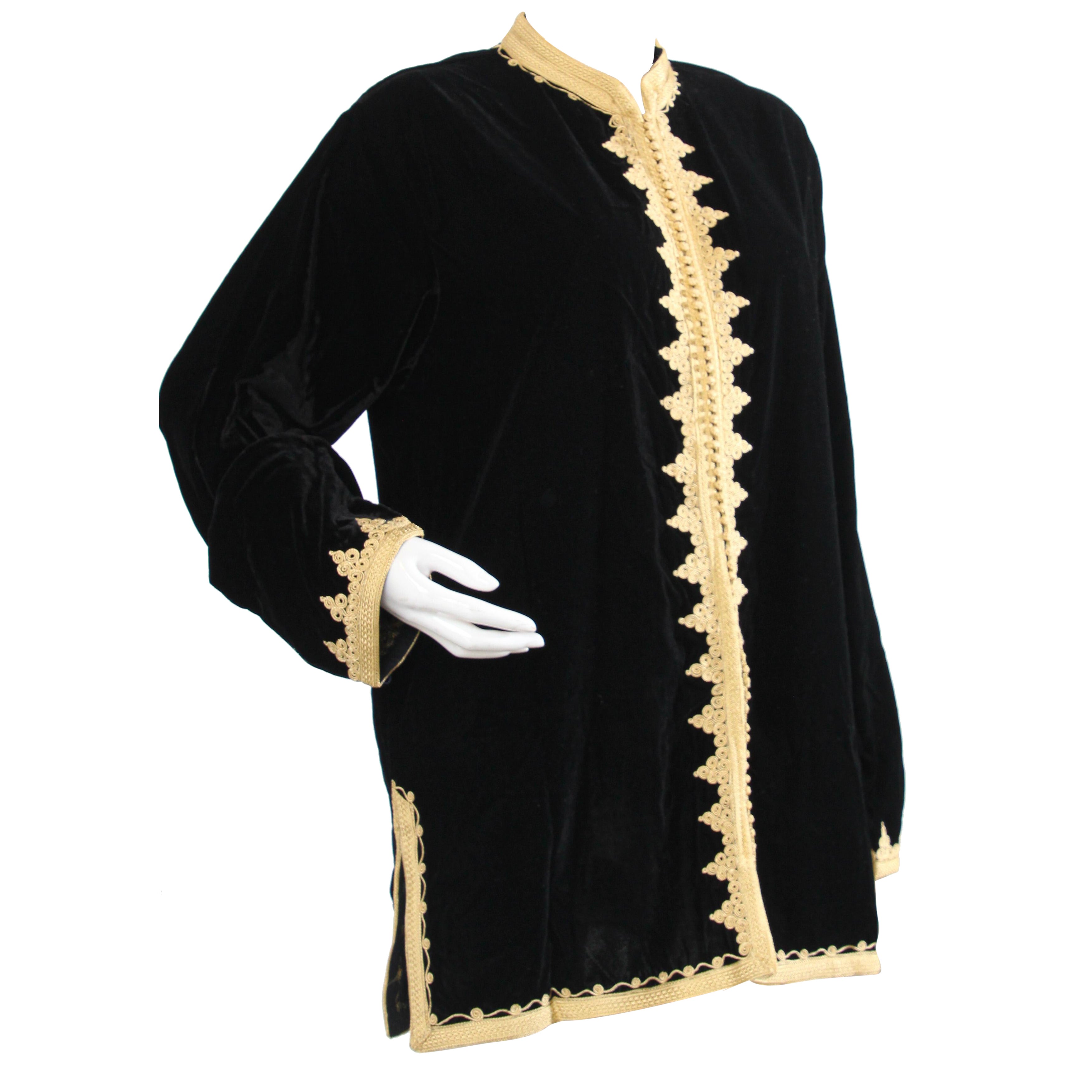 Gilet caftan marocain en velours noir avec broderies dorées en vente