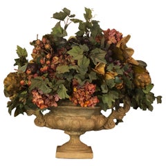 Grand centre de table en fleurs de soie dans une urne en pierre