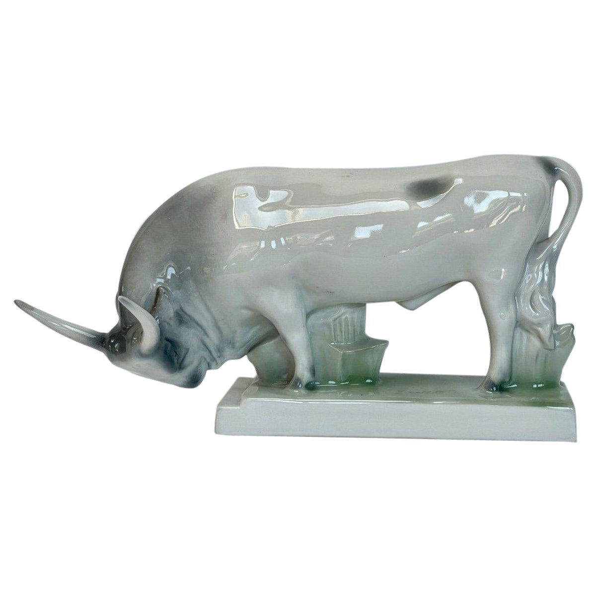 Toro húngaro de porcelana de mediados de siglo en suaves colores gris-verde claro by Zsolnay