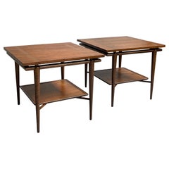 Paire de tables d'appoint en noyer de style moderne du milieu du siècle par John Stuart