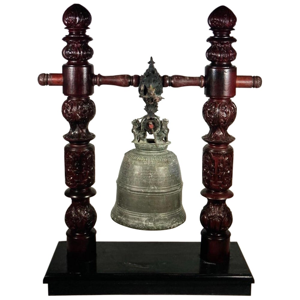 Cloche de temple birmane en bronze du 19e siècle avec Stand