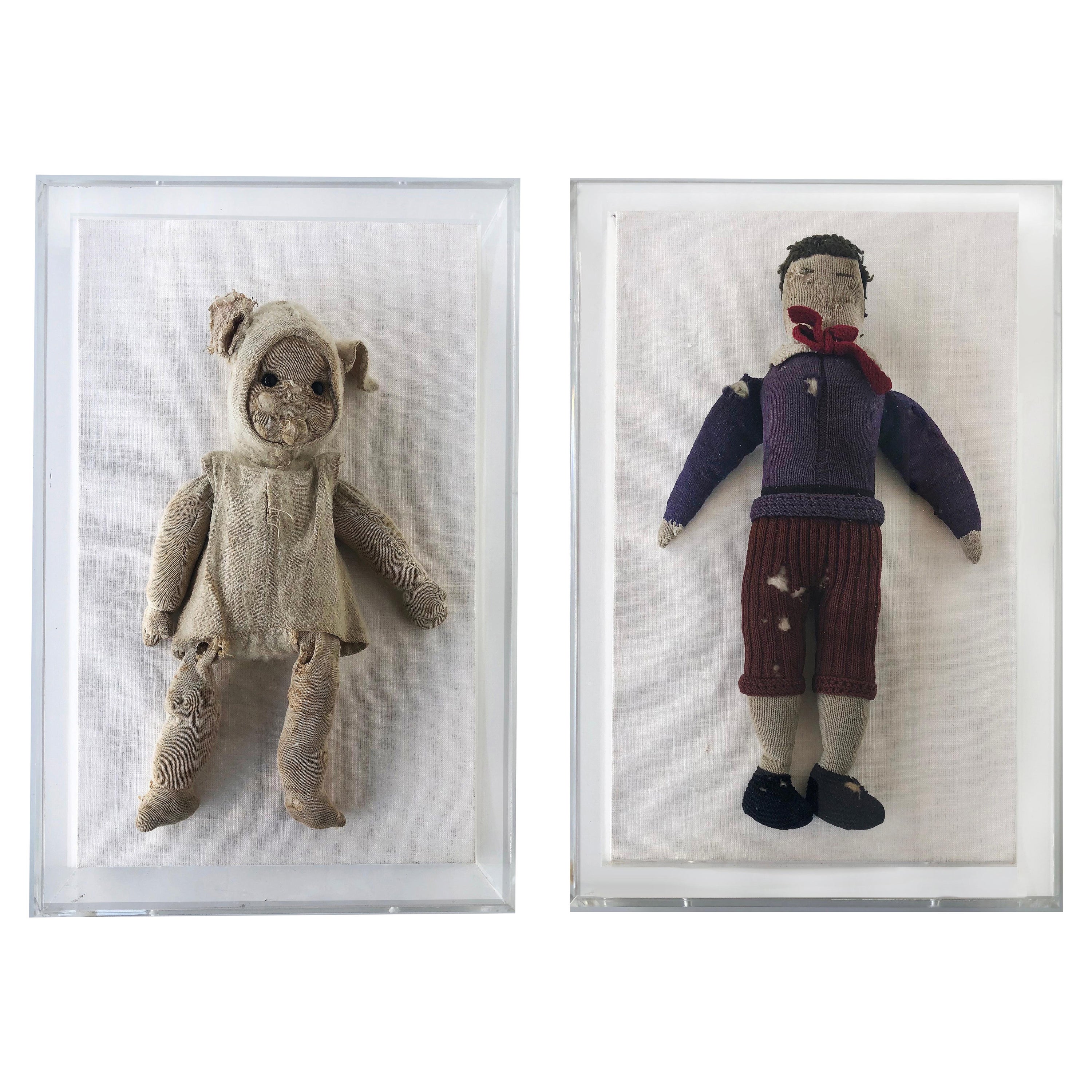 2 antike Kindheitspuppen aus Plexiglas-Schattenkästen