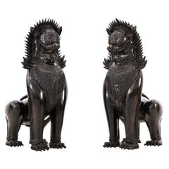 Foo Lions Paire de sculptures gardiennes monumentales en bronze bleui de style khmer