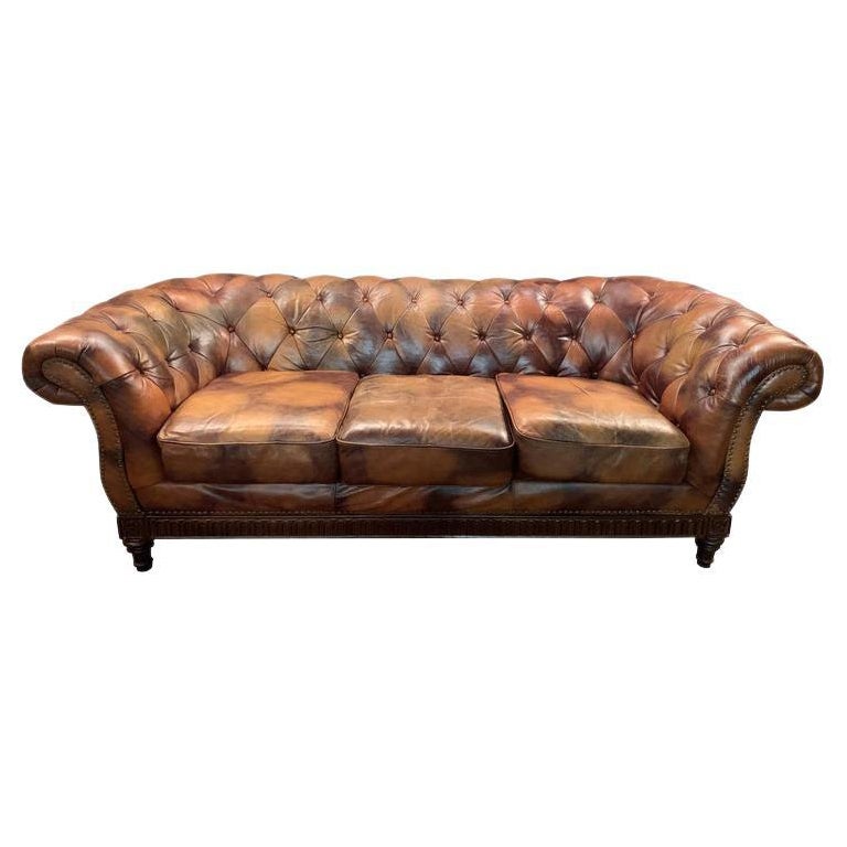 Seltenes und ungewöhnliches Chesterfield-Sofa im Vintage-Stil aus Leder und Holzrahmen mit Kuhmuster