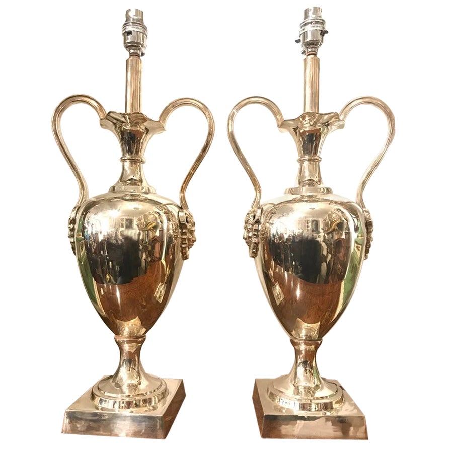 Paire de lampes-urnes en forme de tête de bélier en métal argenté du 20ème siècle en vente