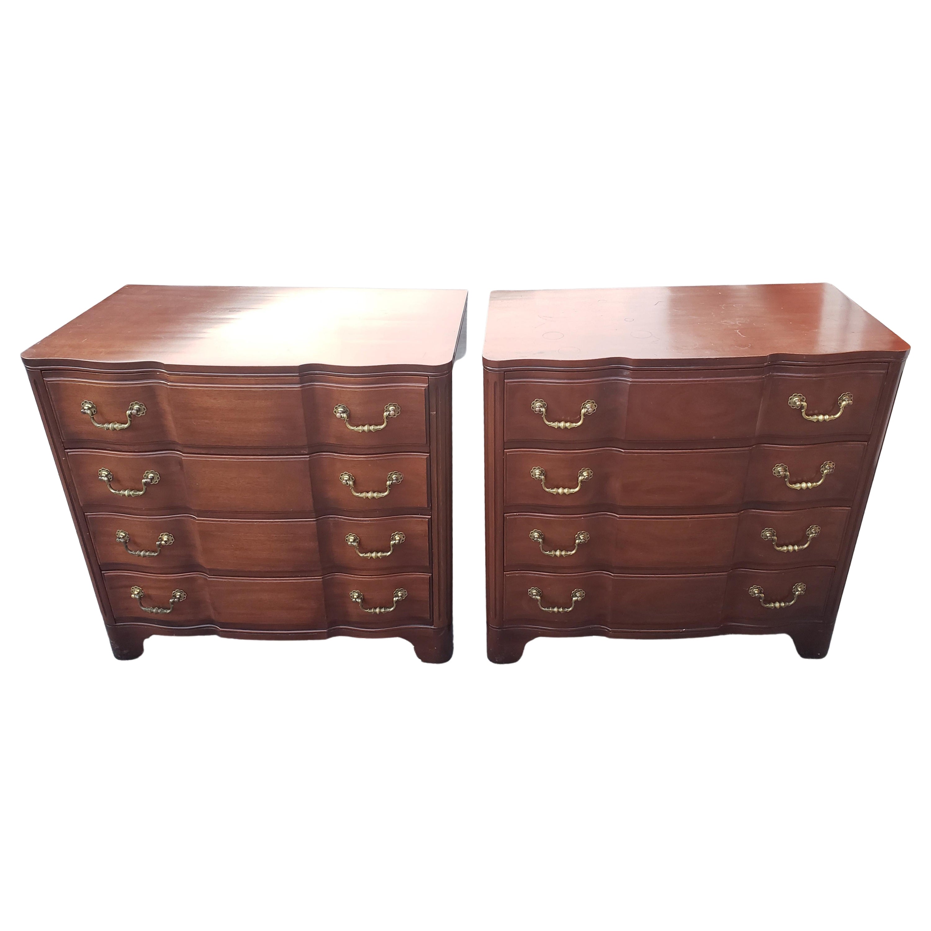 A pair of John Widdicomb Oxford Finish Mahogany Block Front 4 Drawer Bachelor chests. In Very Good Vintage Furniture Condition, High Quality Craftsmanship, Solid Condition, Normal Age Wear, such as scuffs from normal daily use. Pictures show minor