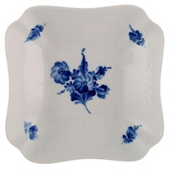 Royal Copenhagen Blaue geflochtene Schale mit Blumen, Modellnummer 10/8063, datiert 1960