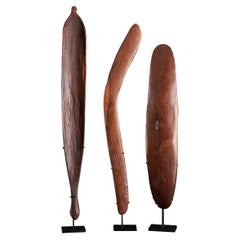Ensemble d'articles aborigènes australiens avec jeté de lance, bouclier et boomerang