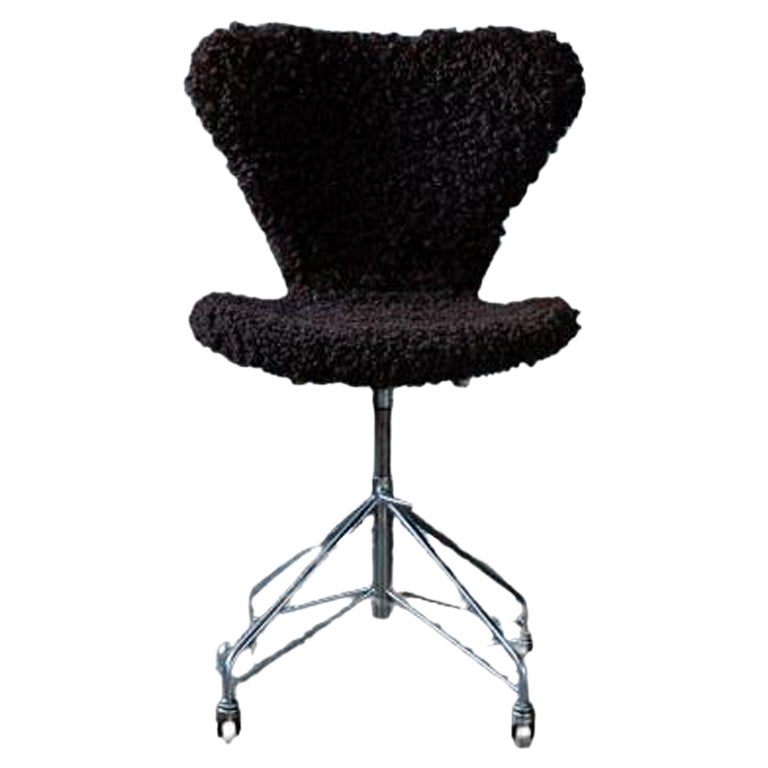 Arne Jacobsen for Fritz Hansen Brown Shearling Swivel Chair