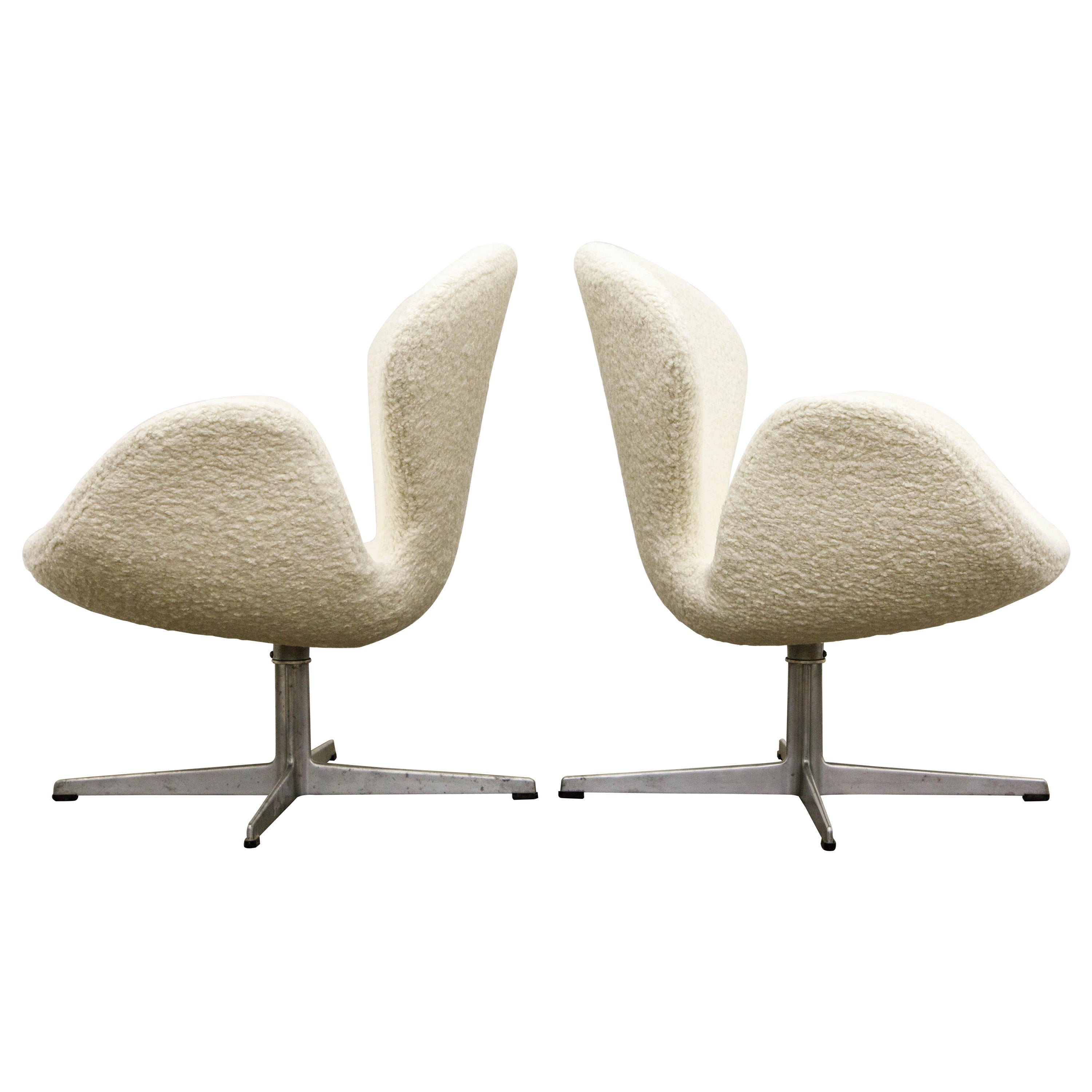 'Swan' Chairs in Bouclé by Arne Jacobsen for Fritz Hansen, Signed and Dated 1969