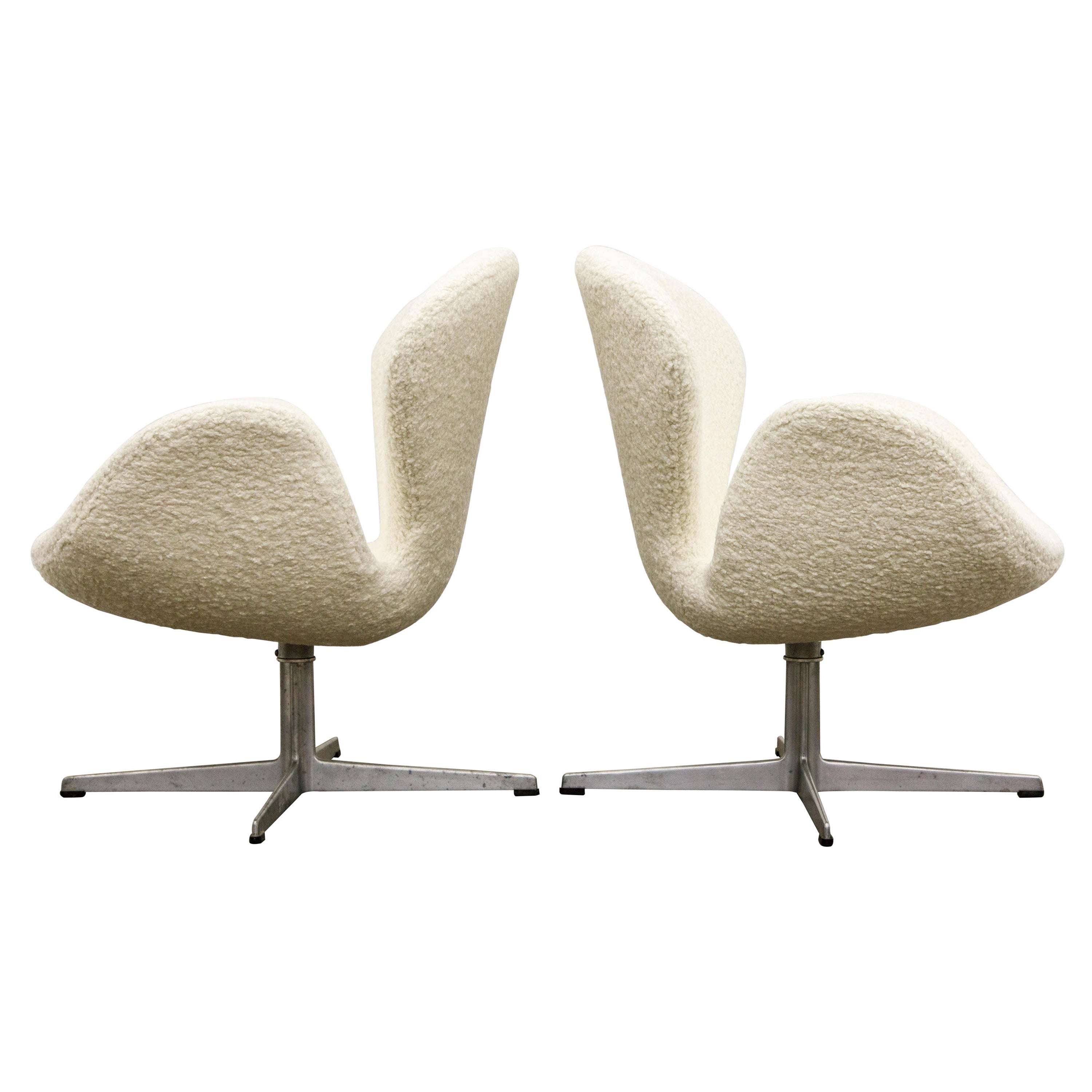 'Swan' Chairs in Bouclé by Arne Jacobsen for Fritz Hansen, Signed and Dated 1969