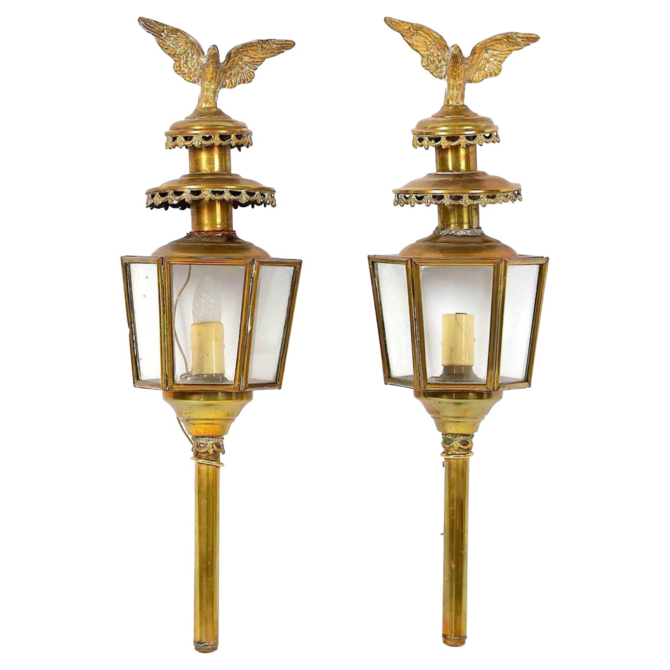 Paire de lanternes à chariot en laiton du 19ème siècle avec aigles sur le dessus en vente