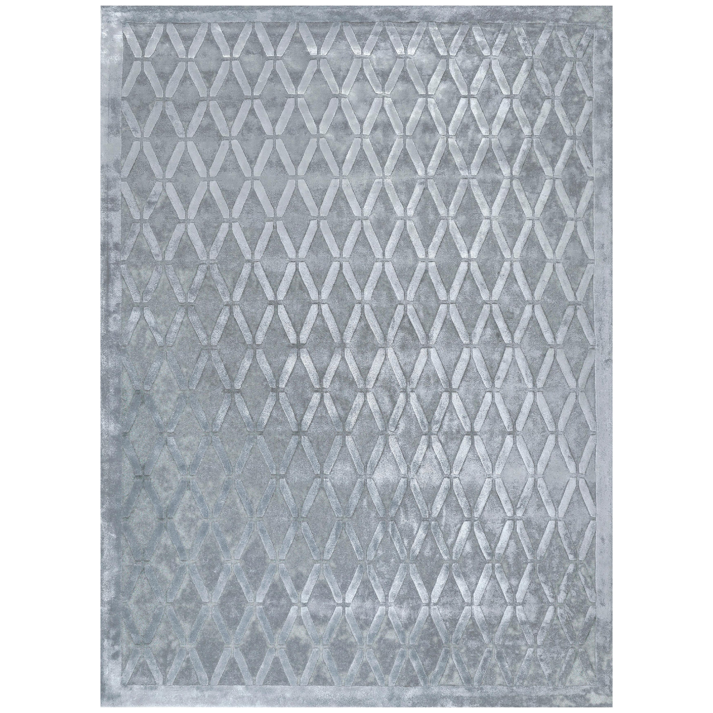 TRIAD Handgetufteter moderner geometrischer Seidenteppich in Silbergrau von Hand im Angebot