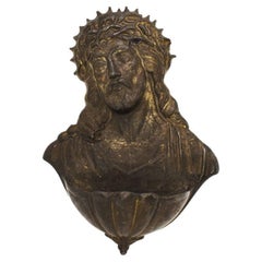 Antiker antiker katholischer Metall-Wandbrunnen mit Heiligem Wasser, der Christus darstellt