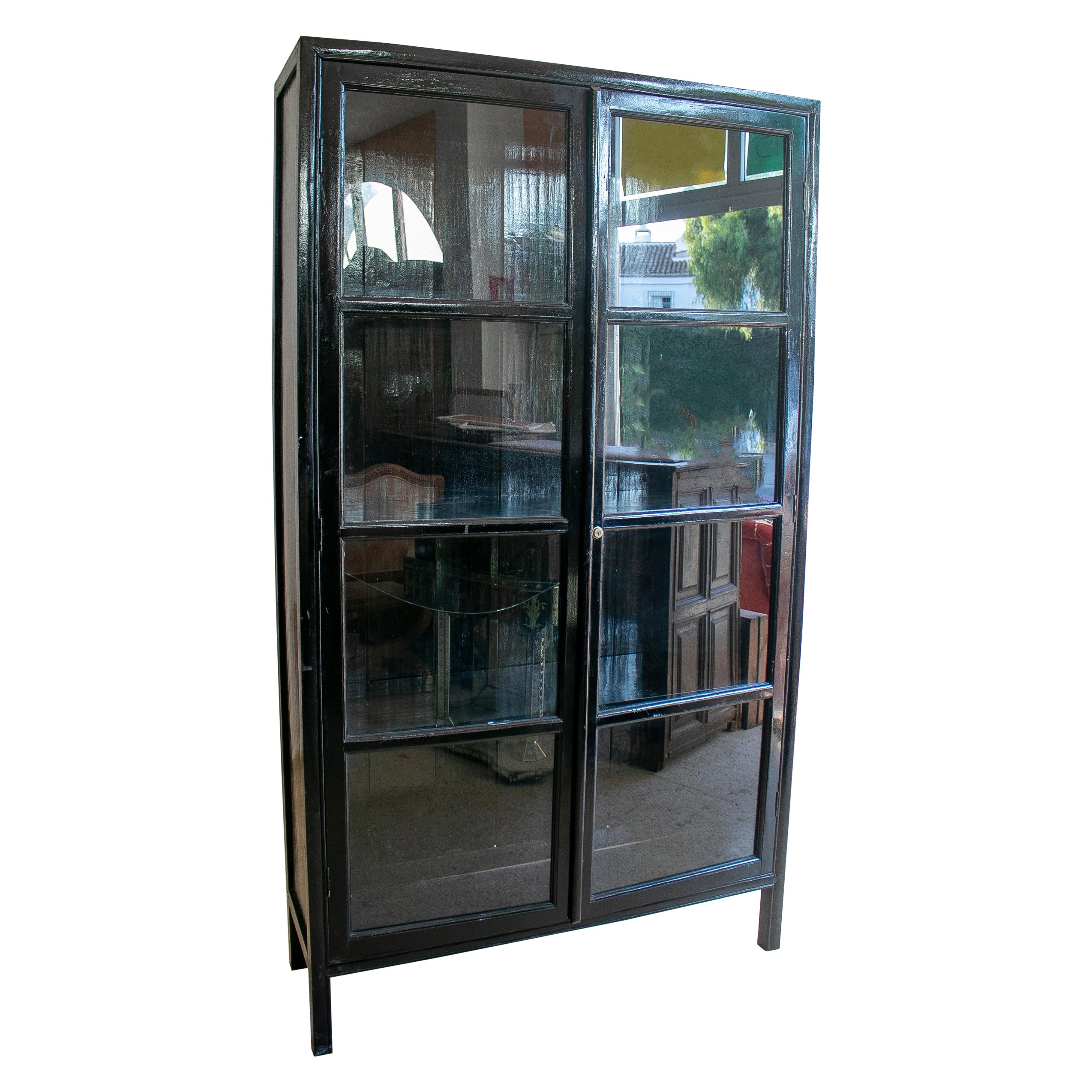 1990s Spanish 4-Shelf Black Lacquered Wooden Glass Cabinet