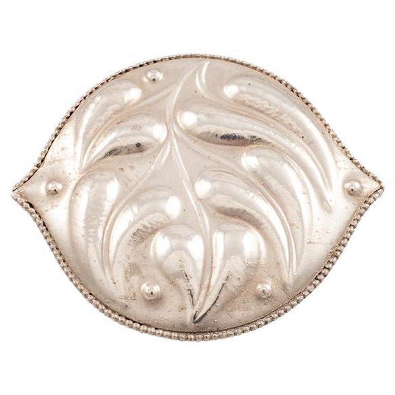 Josef Hoffmann, broche autrichienne Jugendstil en argent embossée en feuilles, 1912