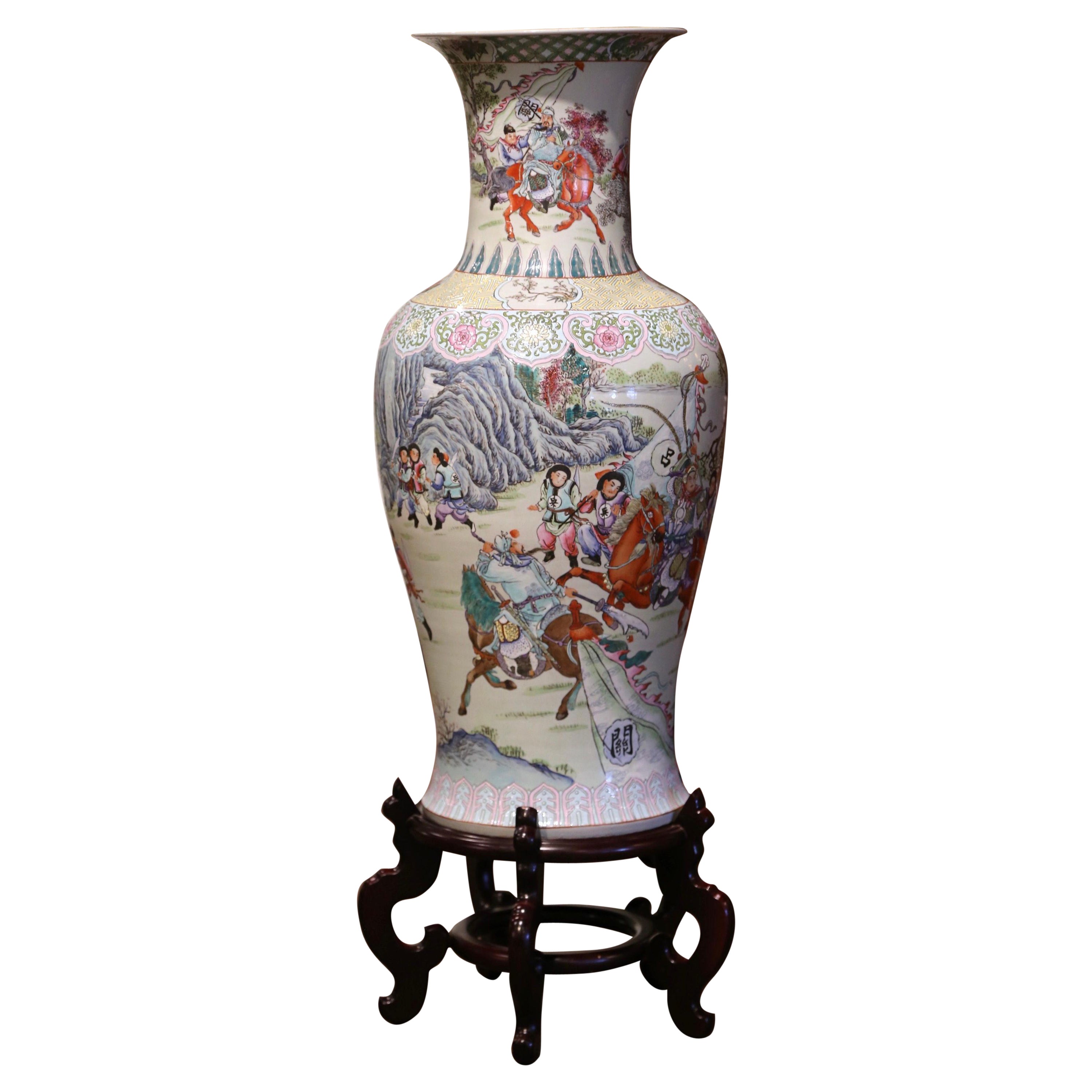Chinesische Famille-Rose-Vase aus handbemaltem Porzellan mit Sockel, Mitte des 20. Jahrhunderts