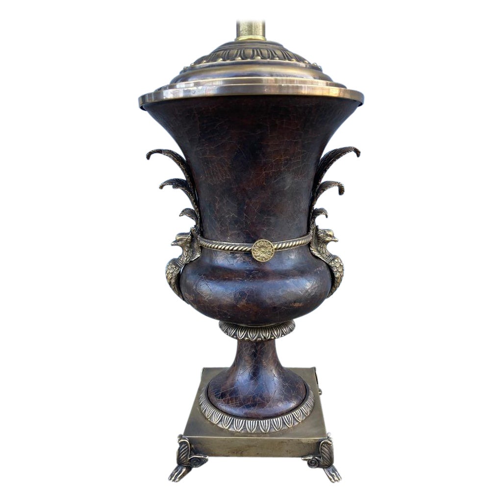 Französische neoklassische Pfauenlampe aus Bronze und Leder in Urnenform