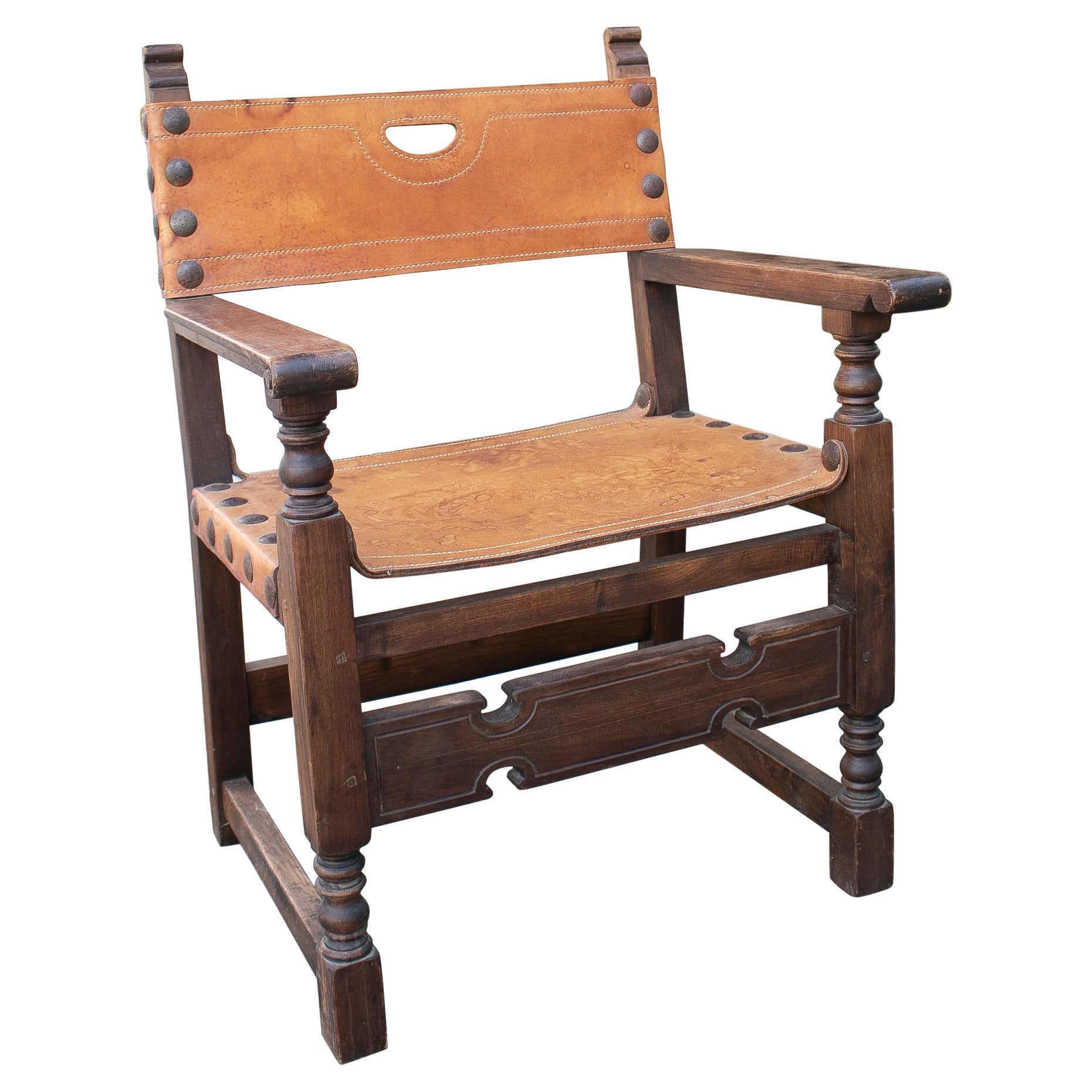 Fauteuil espagnol Friar's en bois sculpté et cuir en vente