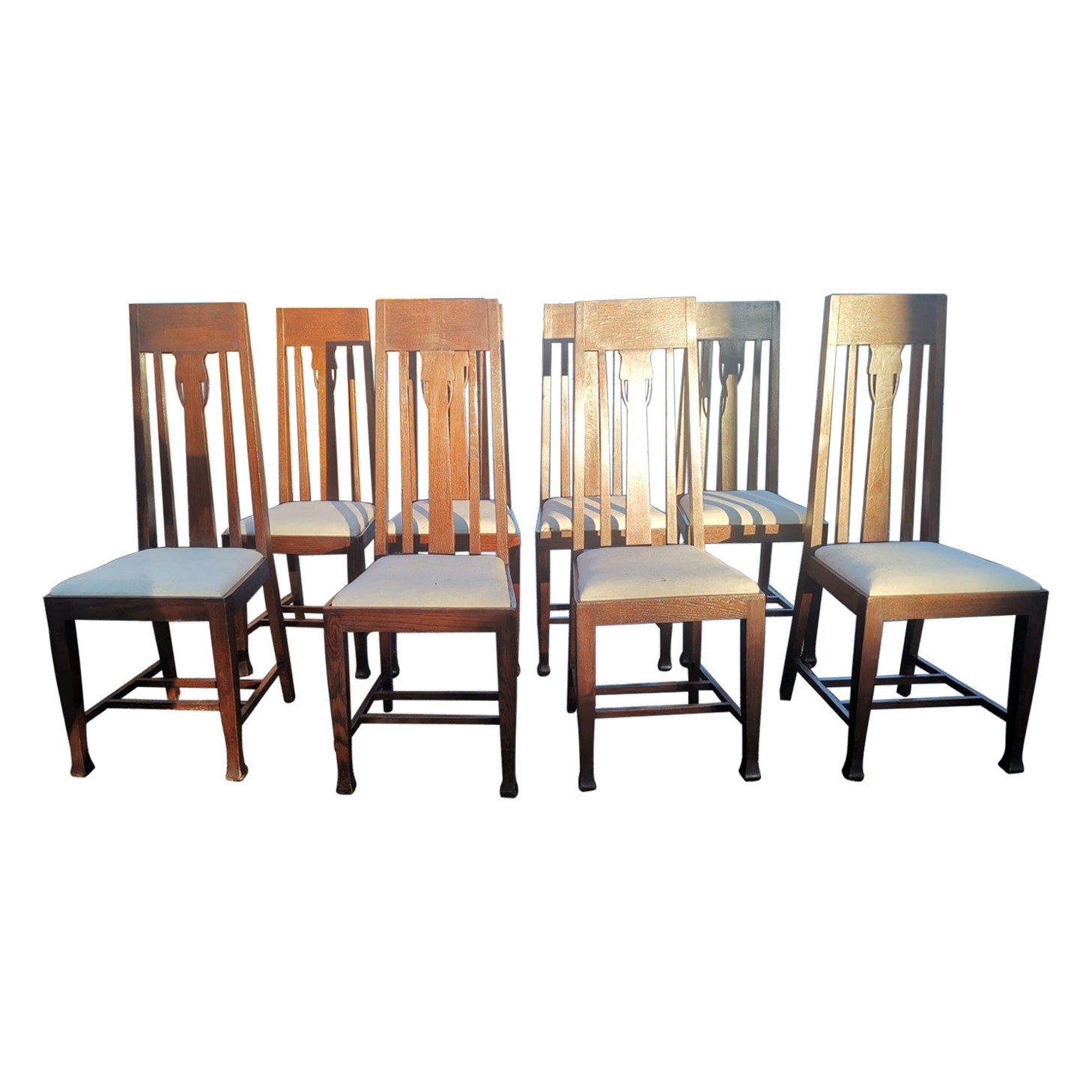 Satz von acht Arts & Crafts Glasgow School-Esszimmerstühlen aus Eichenholz mit Tulpendetails