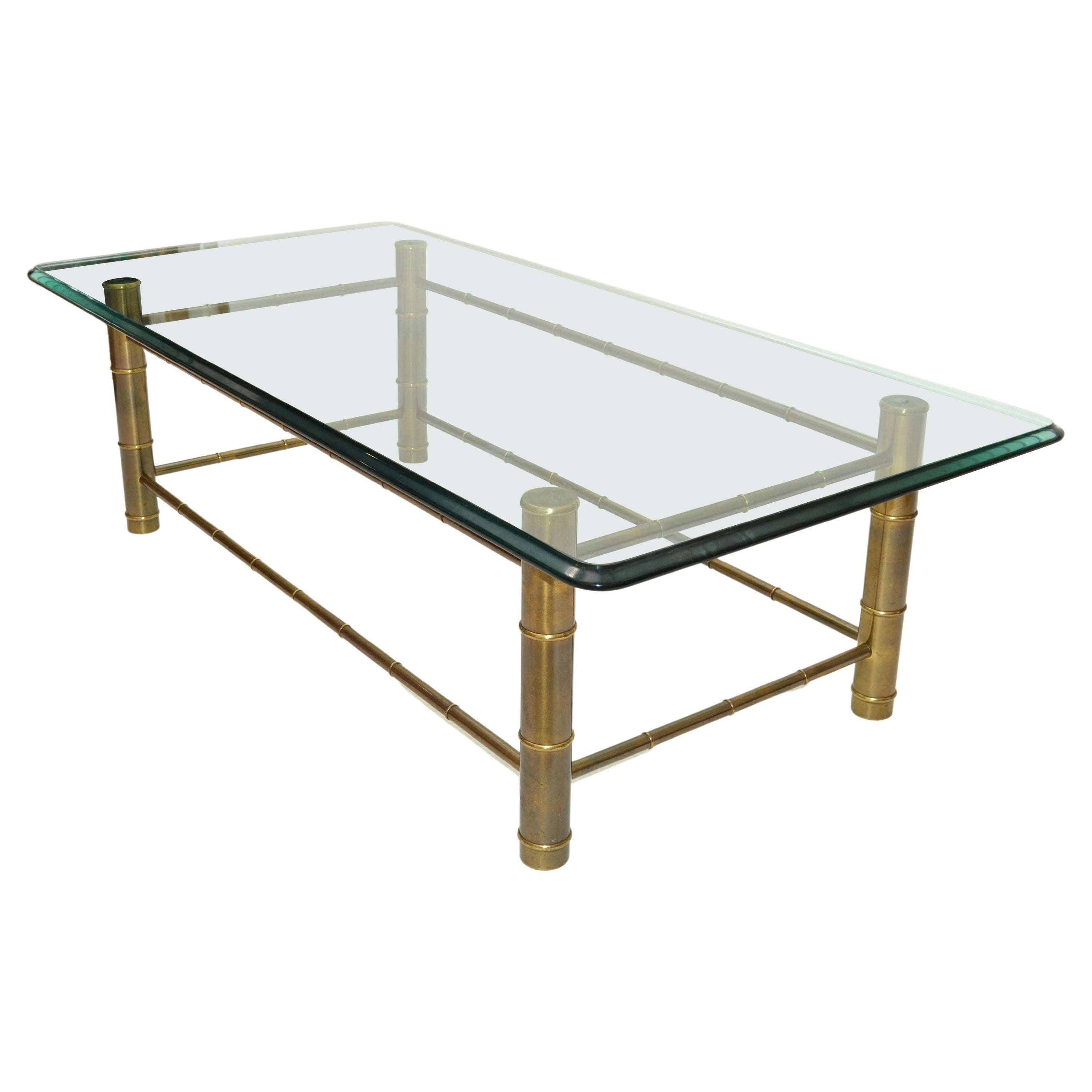 Table basse rectangulaire en laiton imitation bambou et verre teinté biseauté Mastercraft en vente