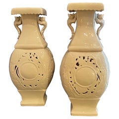 Paire de vases monumentaux en porcelaine asiatique de style chinoiseries, urnes Lorin Marsh