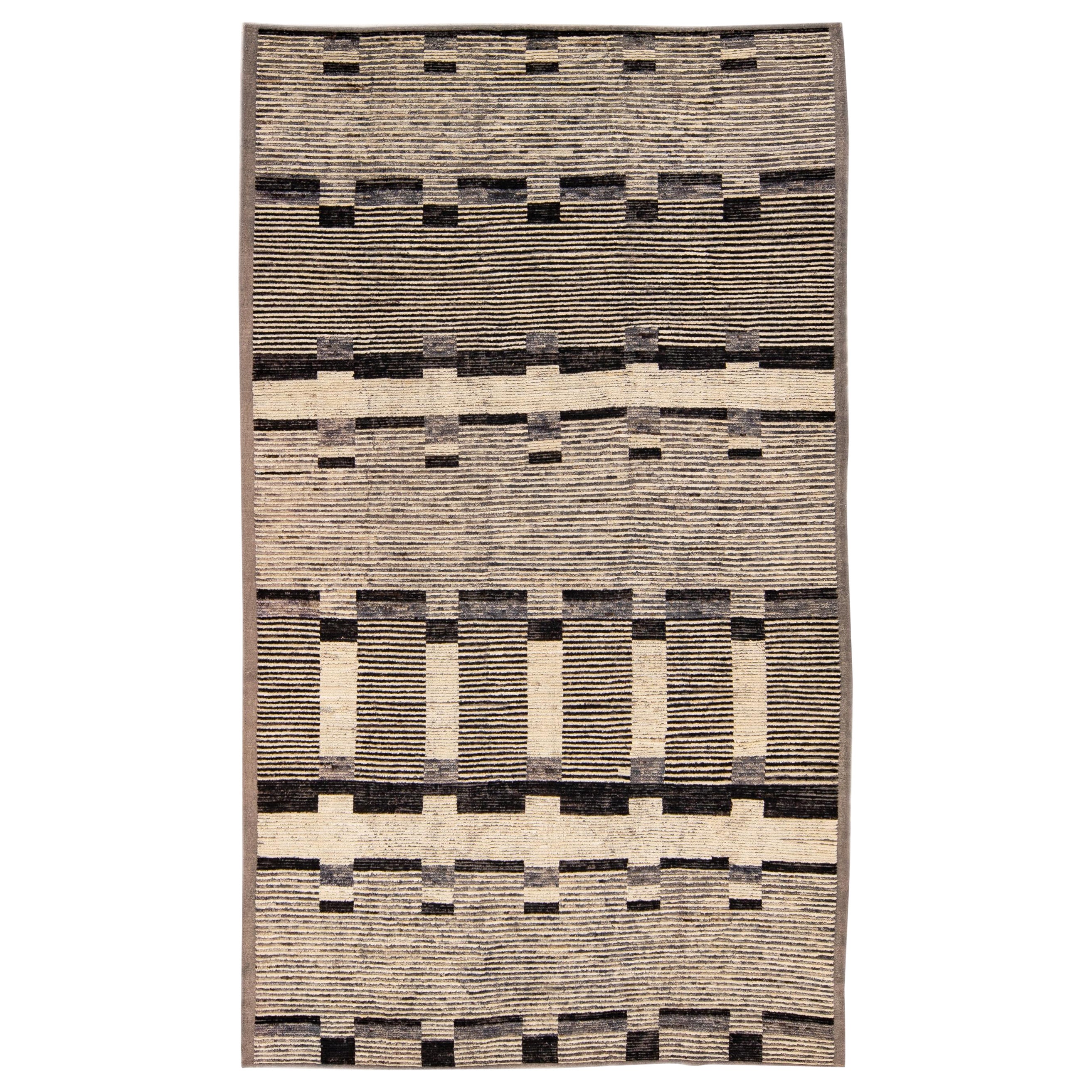 Moderner moderner beigefarbener handgefertigter Wollteppich im marokkanischen Stil in Braun mit geometrischem Muster im Angebot