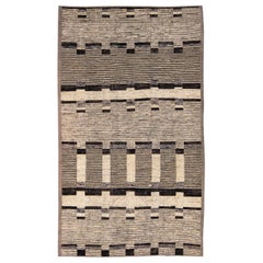 Moderner moderner beigefarbener handgefertigter Wollteppich im marokkanischen Stil in Braun mit geometrischem Muster
