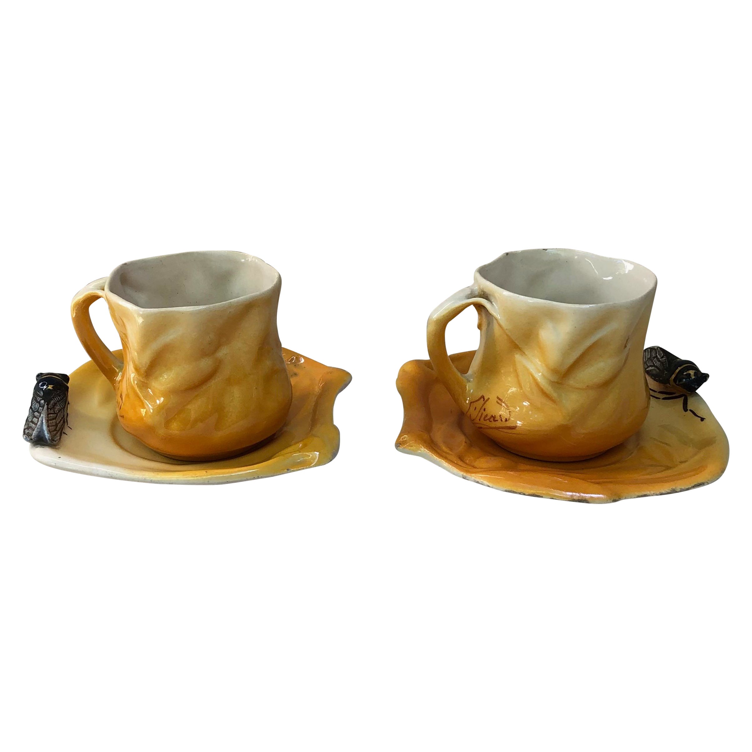 Pareja de tazas y platillos de mayólica con cicada sicart, circa 1950
