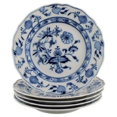 Cinq assiettes plates anciennes Meissen à oignon bleu en porcelaine peinte à la main