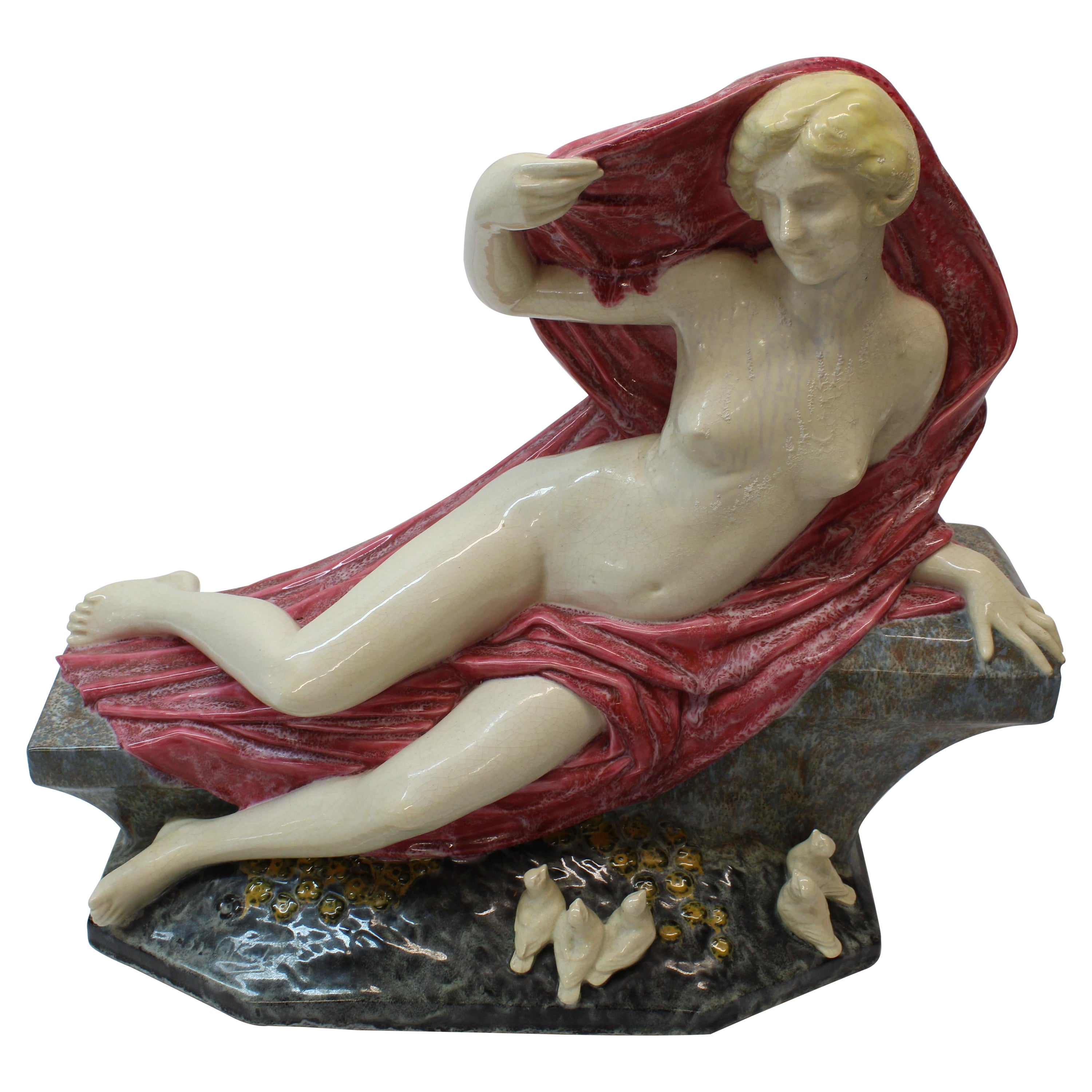 Skulptur eines weiblichen Akts aus glasierter Keramik im Art déco-Stil