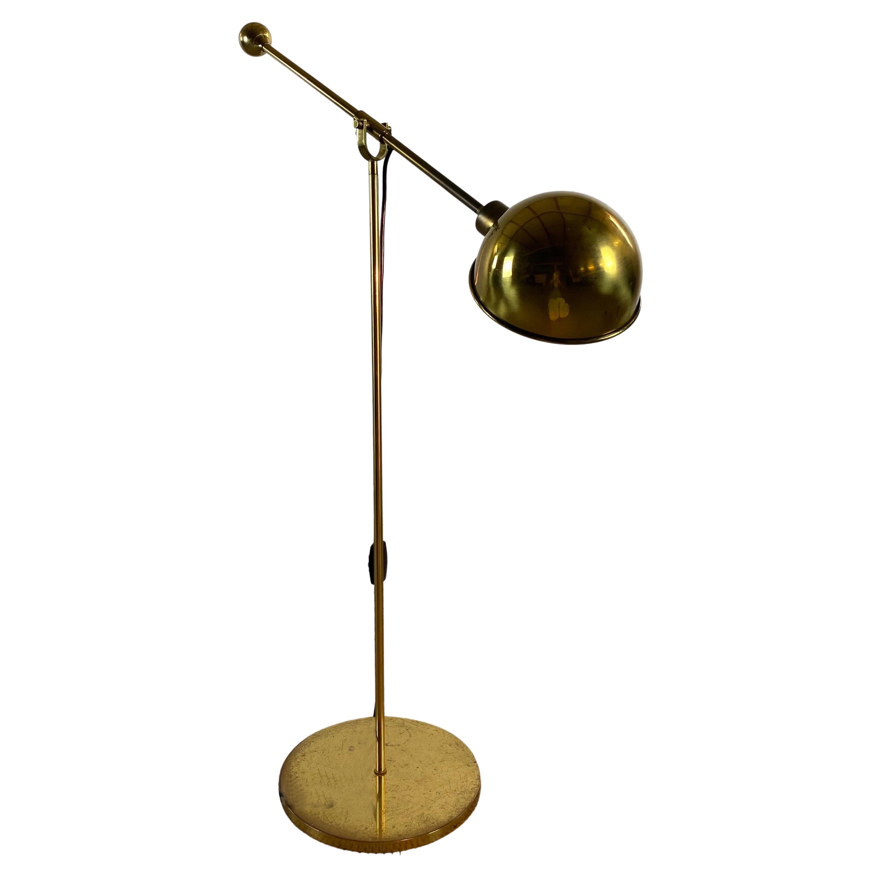 Lampada da lettura del Medioevo in ottone massiccio con contrappeso di Florian Schulz in vendita