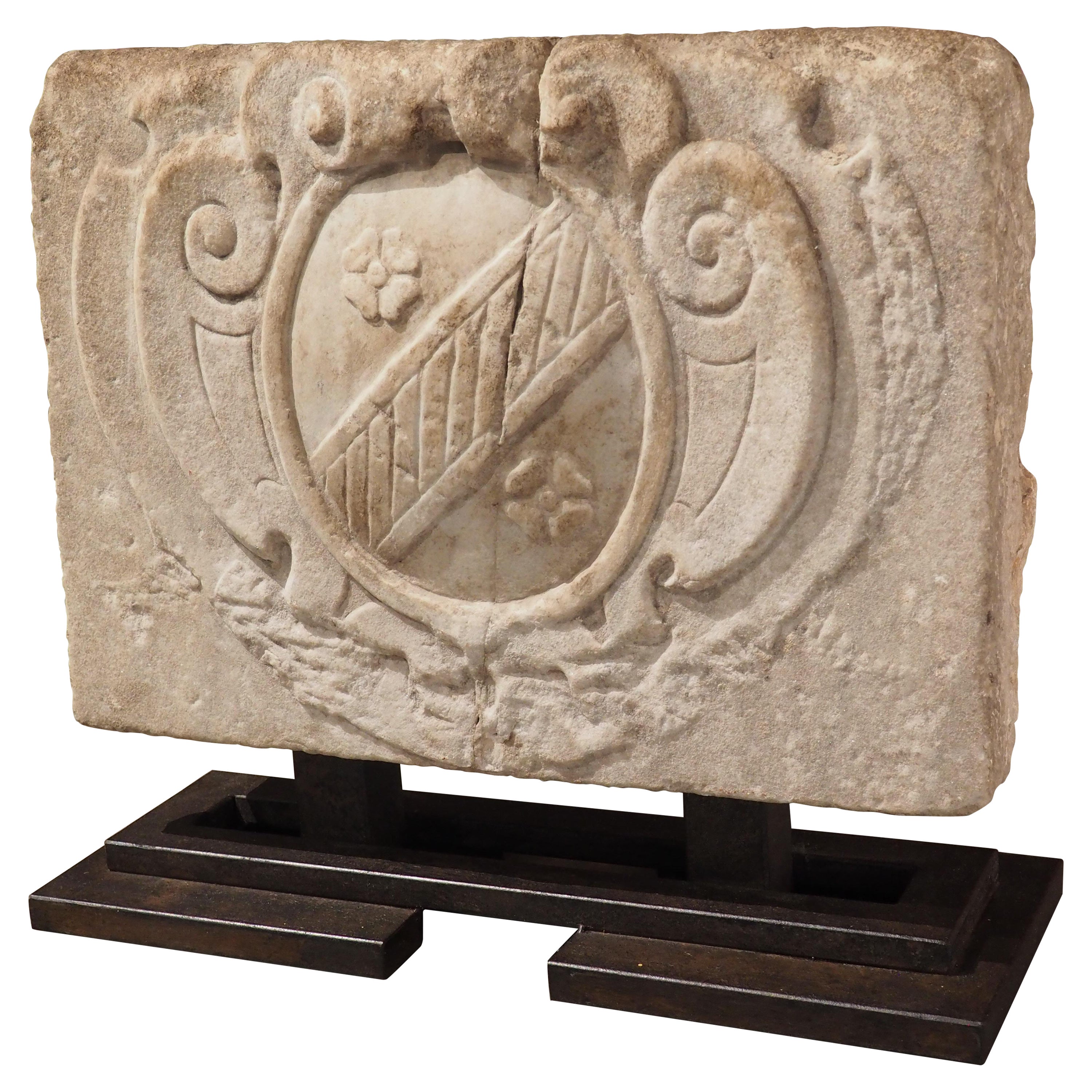 Geschnitzte und montierte Stemma-Kartusche aus Marmor aus der Toskana, Italien, 16. Jahrhundert im Angebot