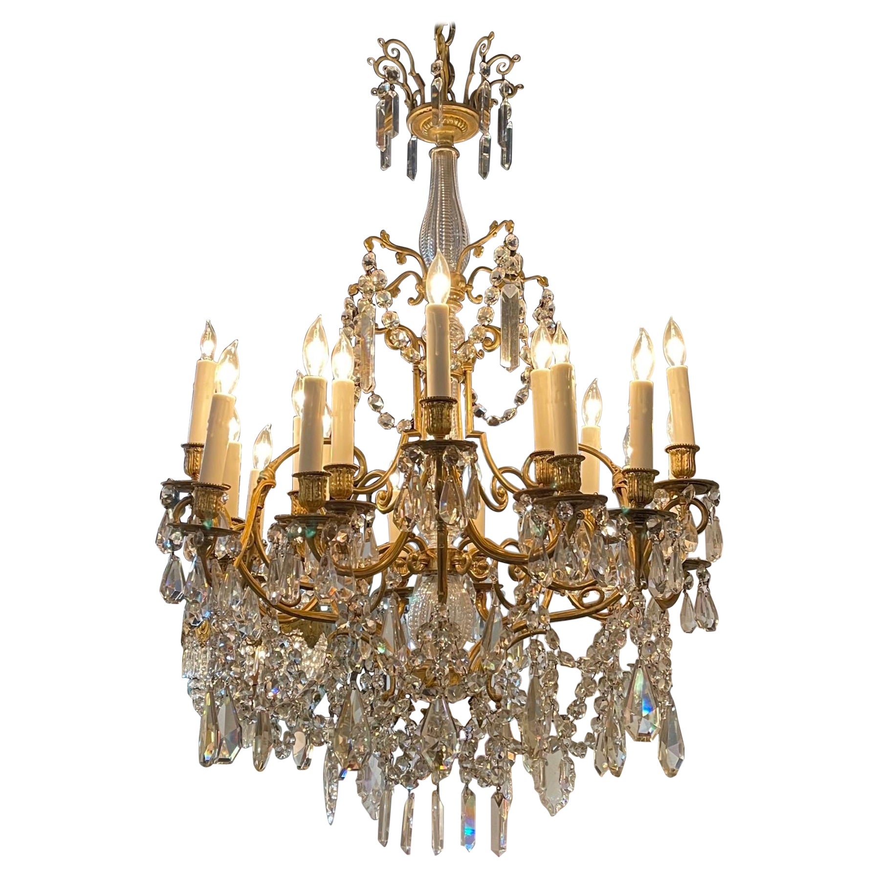 Lampadario a 20 luci in bronzo dorato e cristallo francese del XIX secolo in vendita