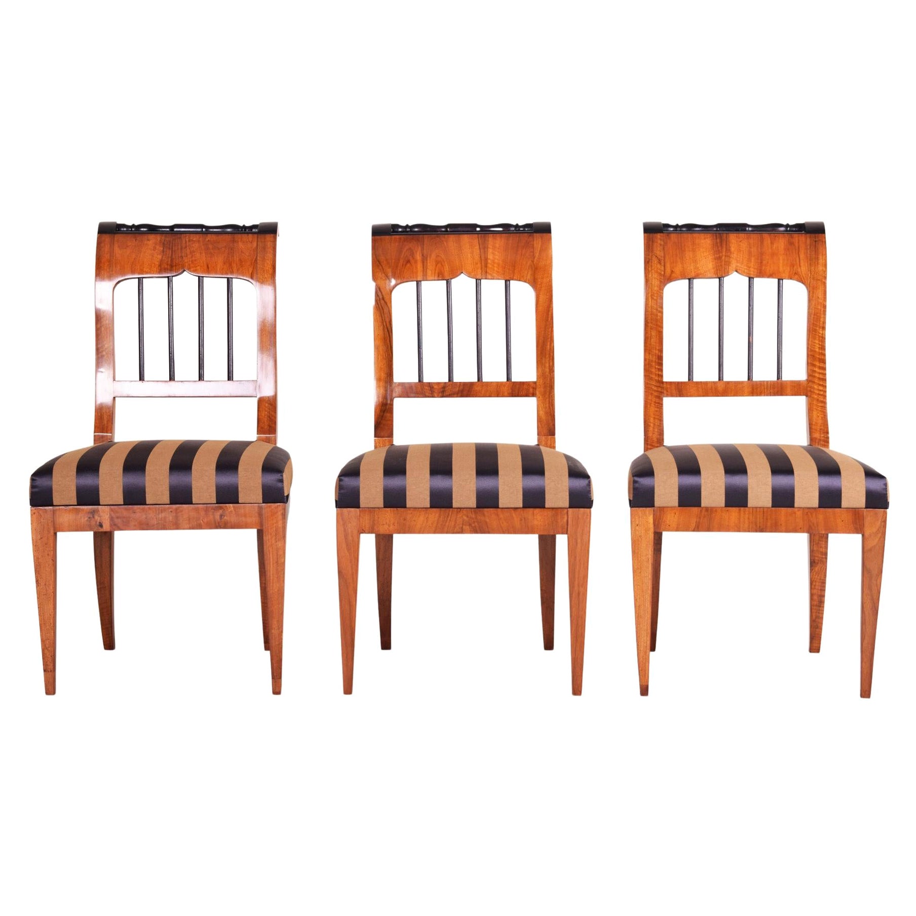 Ensemble de trois chaises de salle à manger Biedermeier, fabriquées en Autriche, années 1820, en noyer