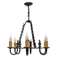 Lustre en fer forgé lustré avec fleur de lys, vers 1940